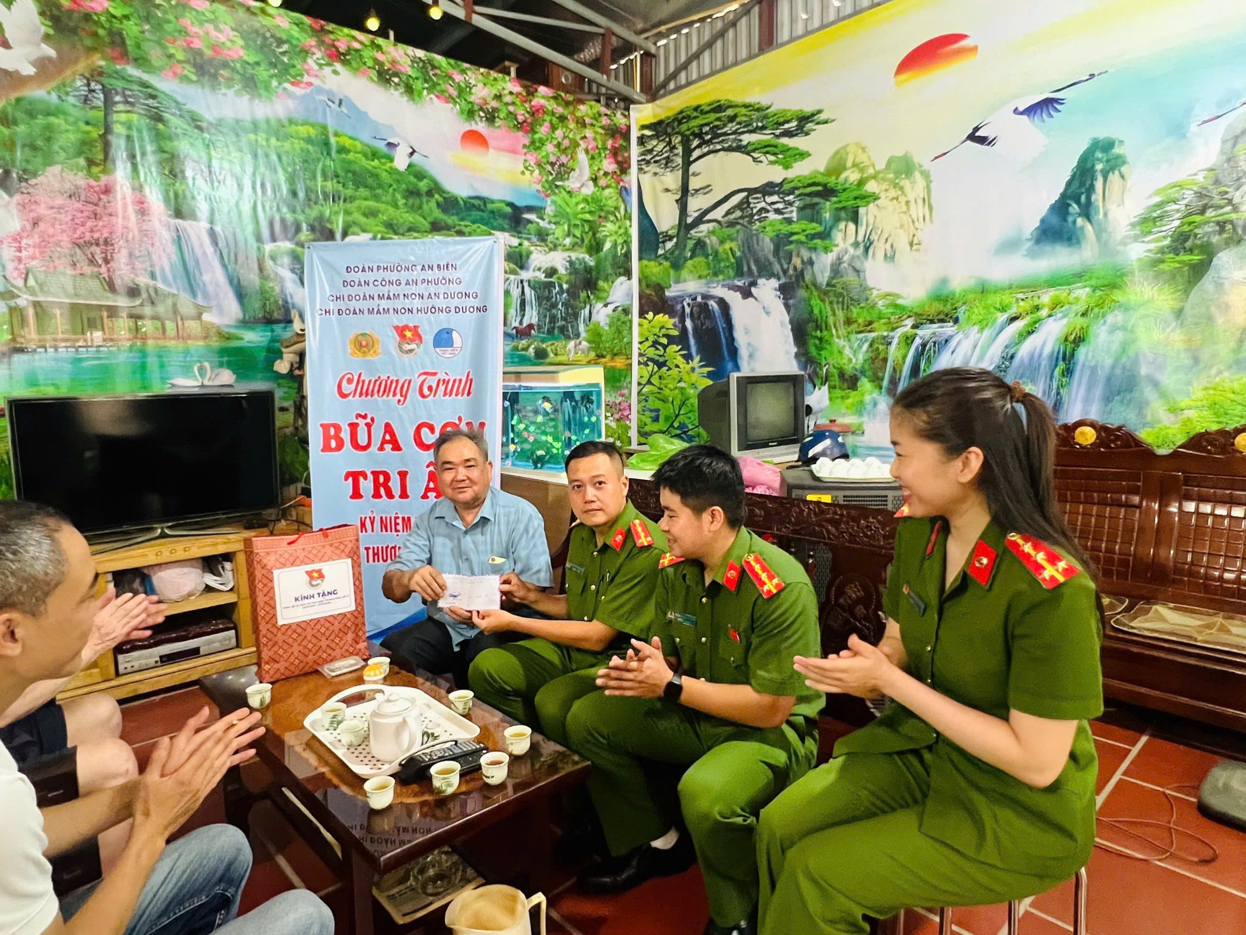 Đoàn Thanh niên và Chi hội Phụ nữ (Công an phường An Biên) tổ chức “Bữa cơm tri ân” tại nhà thân nhân thờ cúng liệt sĩ CAND